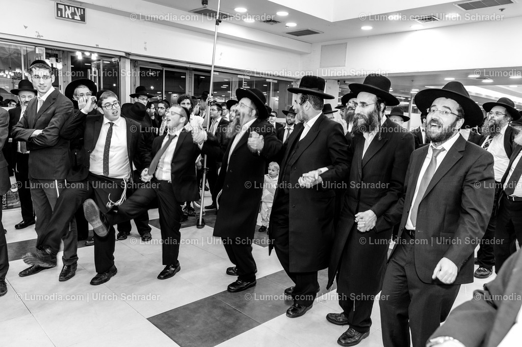 201608_Israel-130 | Jerusalem. Hochzeit von Chaim und Scheffi. Keine Sorge – die Frauen tanzen mit der Braut in der Frauenabteilung. - Realisiert mit Pictrs.com