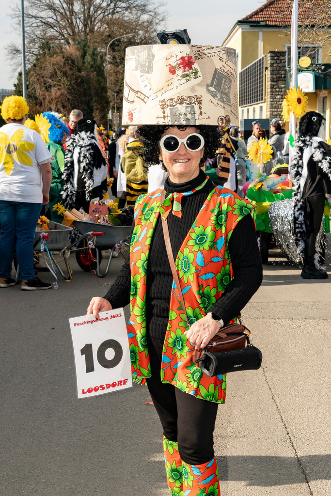Umzug2025-014_8820 | Fotostrecke: FASCHINGSUMZUG 2025 in Loosdorf. 22 Masken(gruppen)-Teilnehmer: Loosdorfer Vereine, Wirtschaftstreibende, Gemeindeabordnungen sowie Kreditinstitute. rund 700 Besucher entlang der Hauptstrasse. Veranstaltungs-Sicherung durch Mannschaft der FF-Loosdorf mit schwerem Gerät. Maskenprämierung am EKZ-Platz durch Bgm. Thomas Vasku in den Kategorien: Bester Festwagen (Fa. gkonzept-Groissenberger; Beste Personengruppe-ASK-Loosdorf; Beste Einzelperson; Weiteste Anreise-FF Schollach;