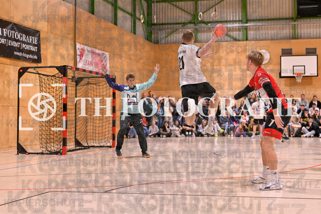 GER, SG Maulburg/Steinen - HSG Dreiland, Handball, Landesliga Suedbaden, 4. Spieltag, Saison 2024/2025, 12.10.2024 | Eike Nasdala (SG Maulburg/Steinen, #98), Yannick Sain (HSG Dreiland, #21), Jonas Wandele (SG Maulburg/Steinen, #07)GER, SG Maulburg/Steinen - HSG Dreiland, Handball, Landesliga Suedbaden, 4. Spieltag, Saison 2024/2025, 12.10.2024Foto: TH Fotografie/Thomas Hess