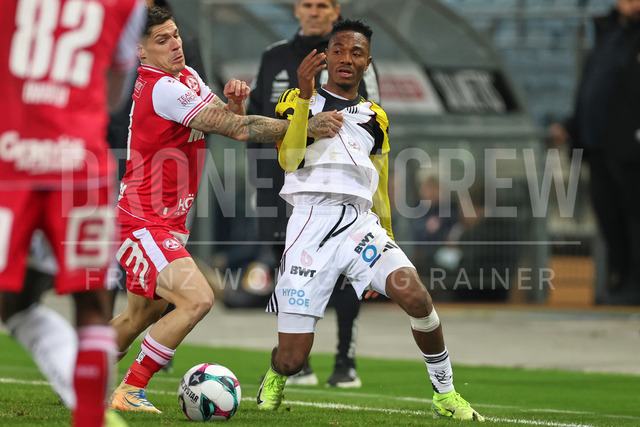 Austrian Bundesliga: Grazer AK 1902 vs LASK | GRAZ, AUSTRIA, 13.DEC.25 - SOCCER - ADMIRAL Bundesliga, Grazer AK 1902 vs LASK. The image shows Dominik Frieser (GAK) and Moses Usor (Lask).