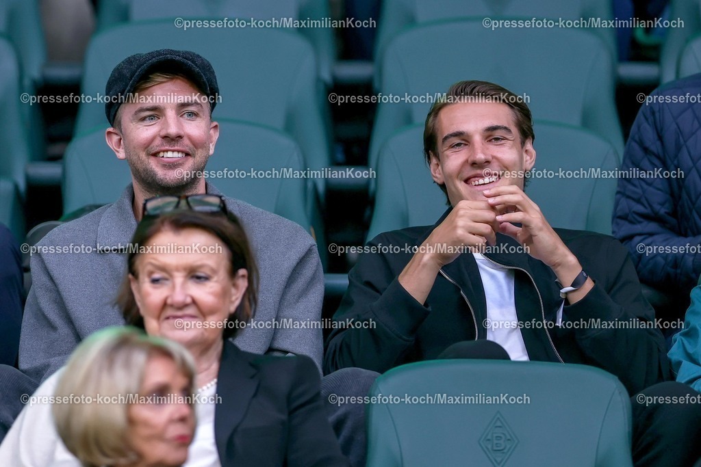 BMG02082501024 | 02.08.2025, Fußball, Borussia Mönchengladbach - FC Valencia, 125 Jahrfeier Jubiläumsspiel, Borussia-Park, Saison 2025 2026: Christoph Kramer neben Florian Neuhaus auf der Tribüne  DFB regulations prohibit any use of photographs as image sequences and or quasi-video.
