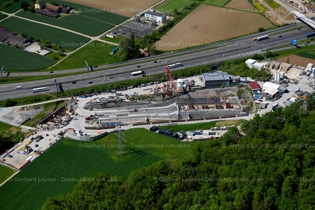 4045593 | STUTTGART 31.05.2021 Baustelle mit Tunnelführungsarbeiten für die Streckenführung und den Verlauf " Flughafentunnel " parallel zum Verlauf der Autobahn BAB A8 im Ortsteil Plieningen in Stuttgart im Bundesland Baden-Württemberg, Deutschland. Weiterführende Informationen bei: GBI Gackstatter Beratende Ingenieure GmbH,  Max Bögl Bauservice GmbH & Co. KG,  Vössing Ingenieurgesellschaft mbH. // Construction site with tunneling work for the route and the "airport tunnel" course parallel to the course of the A8 motorway in the Plieningen district of Stuttgart in the state Baden-Wuerttemberg, Germany. Further information at: GBI Gackstatter Beratende Ingenieure GmbH,  Max Boegl Bauservice GmbH & Co. KG,  Voessing Ingenieurgesellschaft mbH. Foto: Gerhard Launer