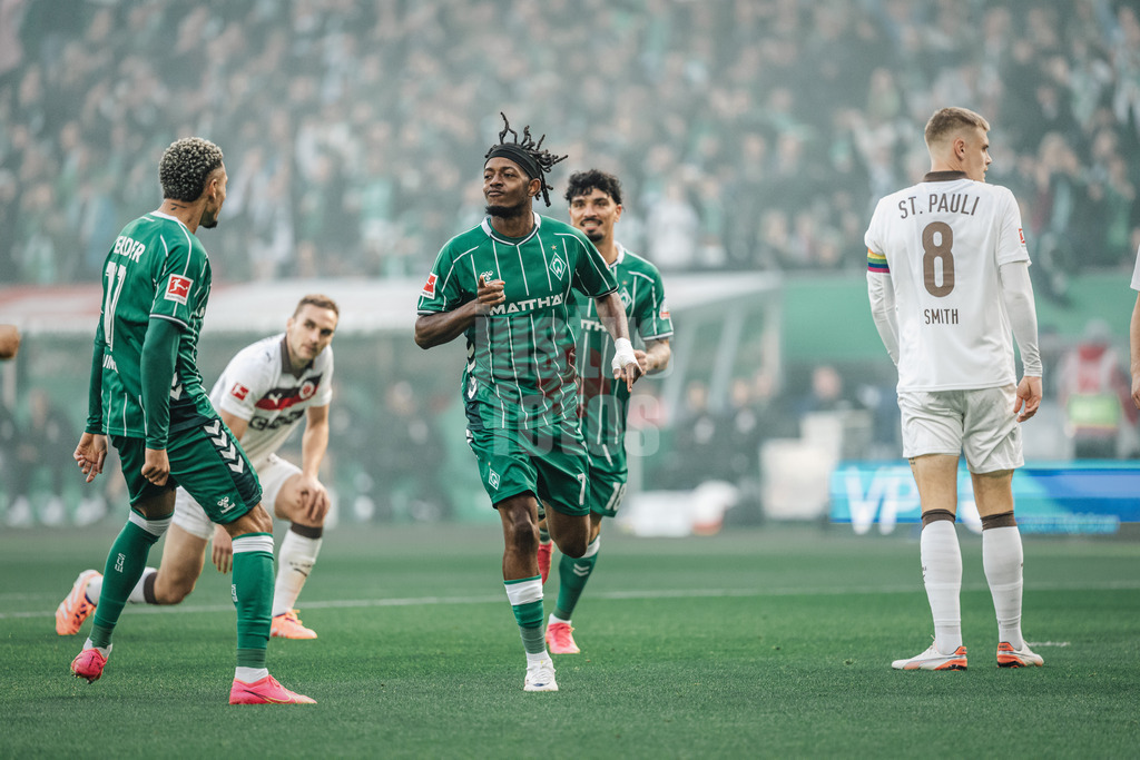 Fußball | Männer | Saison 2025/2026 | 1. Fußball-Bundesliga | 6. Spieltag | SV Werder Bremen vs. FC St. Pauli | 04.10.2025 | Samuel Mbangula (#07, SV Werder Bremen) schießt das erste Tor des SPiels und jubelt