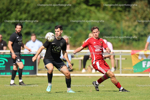 Fußball I Herren I Saison 2025-2026 I Verbandsliga Süd I 7. Spieltag I SV Schackendorf - SV Azadi Lübeck I 06.09.2025.082 | v.l. Marvin Worreschck (6, SV Azadi Lübeck), Henry Lima Chinoca (15, SV Schackendorf) - Realisiert mit Pictrs.com