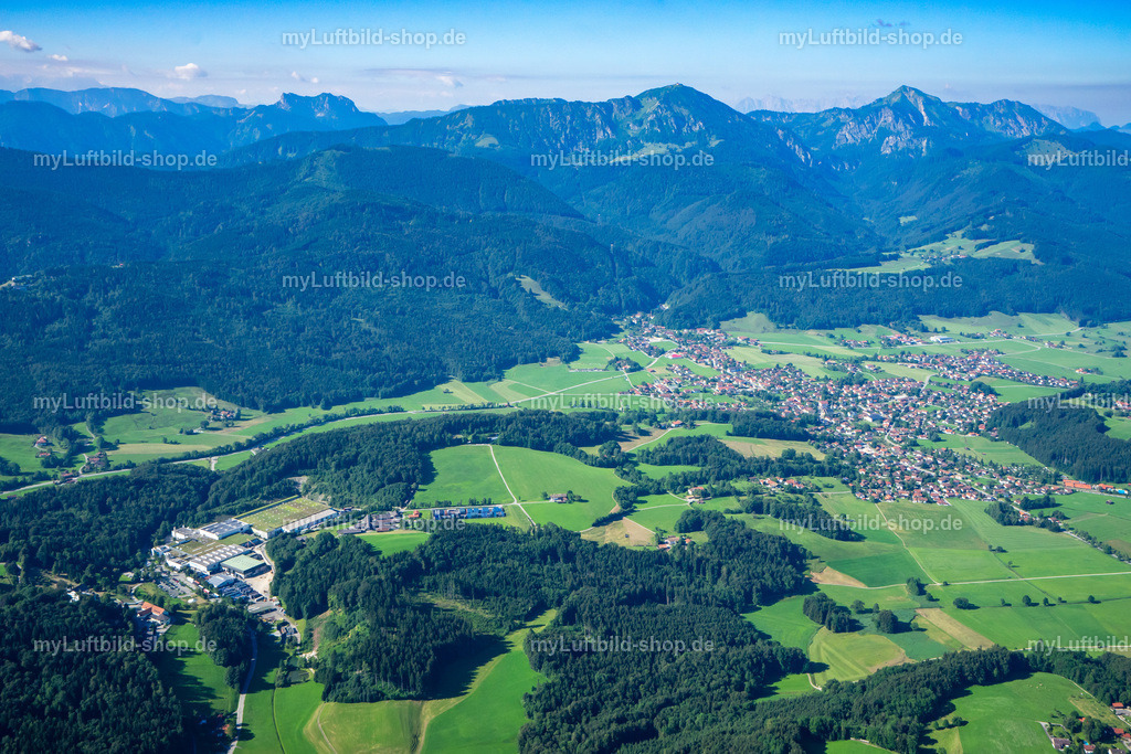 luftbild-bergen-chiemgau-bruno-kapeller-6 | Bergen im Chiemgau aus der Luft, im Vordergrund das Werk der Adelholzener Alpenquellen (Adelholzener Mineralquellen) in Bad Adelholzen, dahinter Hochfelln, Hochgern und die Chiemgauer Alpen. Aufgenommen im Juli 2016. - Realisiert mit Pictrs.com