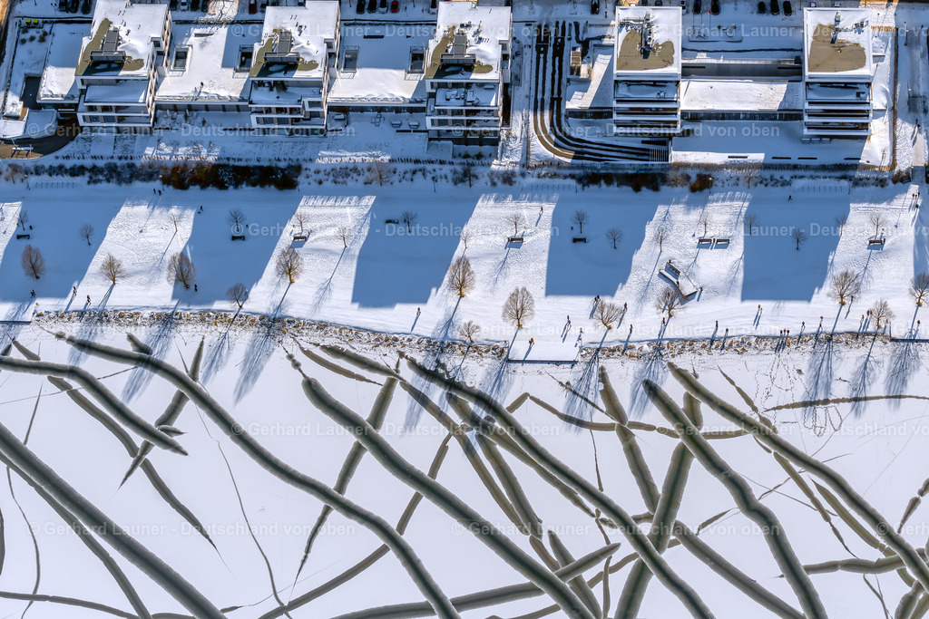 4043872 | DORTMUND 13.02.2021 Winterlich schneebedeckte Spuren auf der gefrorenen und mit Eis bedeckte Wasseroberfläche " Phoenix-See " im Ortsteil Hörde in Dortmund im Ruhrgebiet im Bundesland Nordrhein-Westfalen, Deutschland. // Wintry snowy traces on the frozen and ice-covered water surface " Phoenix-See " in the district Hoerde in Dortmund at Ruhrgebiet in the state North Rhine-Westphalia, Germany. Foto: Gerhard Launer