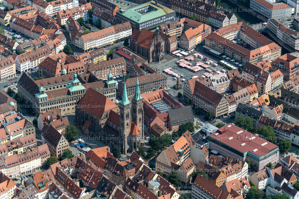 4047346 | NüRNBERG 21.08.2021 Kirchengebäude der St. Sebald - Sebalduskirche an der Winklerstraße im Altstadt- Zentrum der Innenstadt im Ortsteil Altstadt - Sankt Sebald in Nürnberg im Bundesland Bayern, Deutschland. Weiterführende Informationen bei: Evang.-Luth. Kirchengemeinde St. Sebald. // Church building in of St. Sebald - Sebalduskirche on Winklerstrasse in the Old Town- center of downtown in the district Altstadt - Sankt Sebald in Nuremberg in the state Bavaria, Germany. Further information at: Evang.-Luth. Kirchengemeinde St. Sebald. Foto: Gerhard Launer