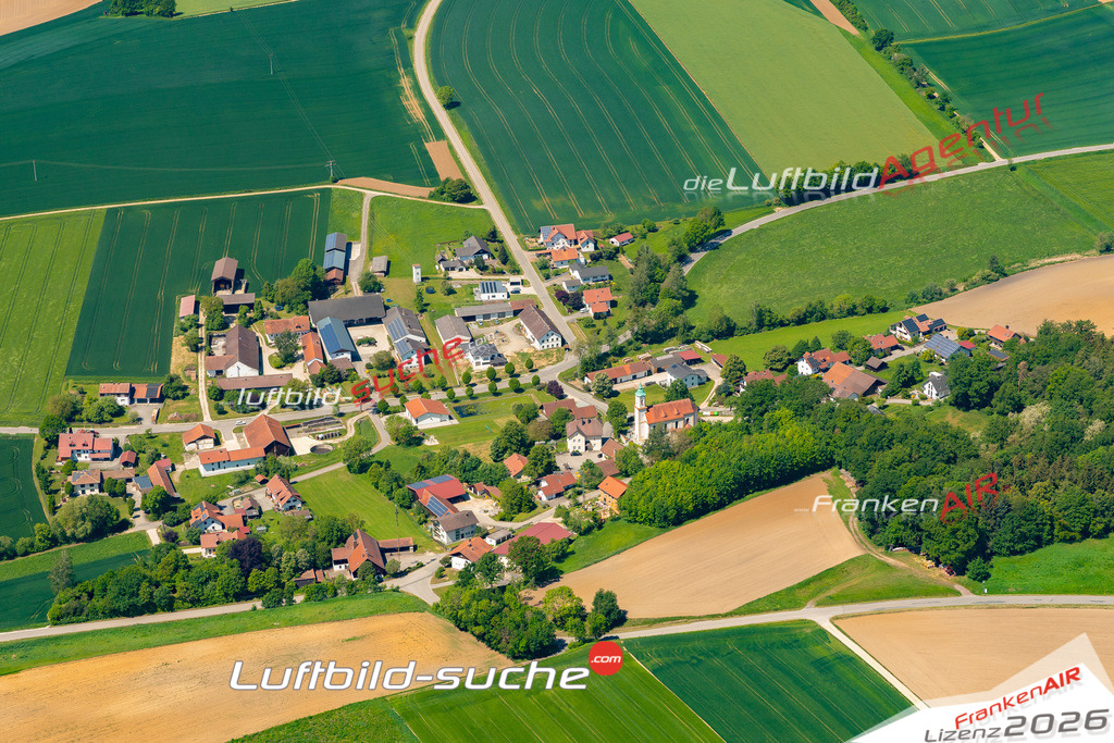 Das Luftbild zeigt : Veitsbuch Weng - Die Luftaufnahme wurde 2024 vom UL-Flugzeug aus erstellt ( keine Drohne ) - Hochauflösende Luftaufnahme - Für grossformatige Ausdrucke geeignet. Die Geschenkidee !Mit Lizenz und Bildrechte bestellbar