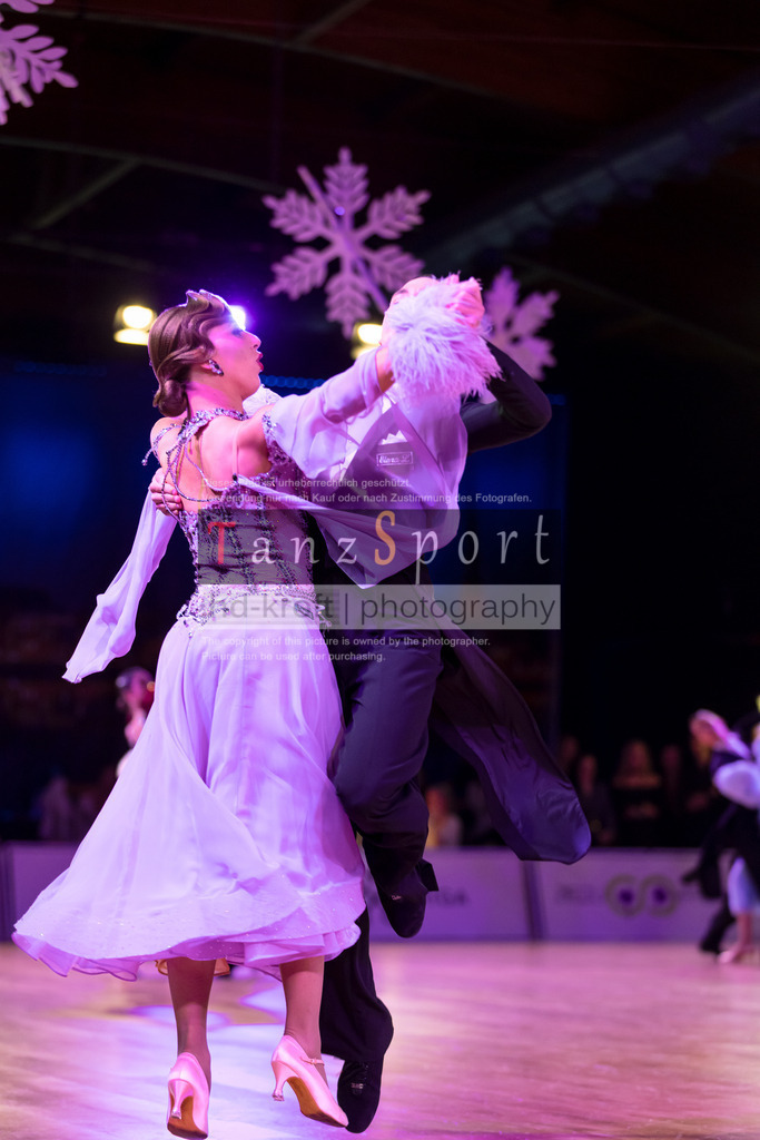 20241215_WDSF_Int_Open_Std-Riga-8996 | Tanzsportbilder, Standardtanz, Lateintanz, WDSF, DTV, LTVB, dancecomp, goc, hessen tanzt, blaues band der spree, walzer, tango, wiener walzer, slowfox, quickstepp, samba, rumba, cha-cha-cha, paso doble. jive, hd-kroft photography, turniertanzsport