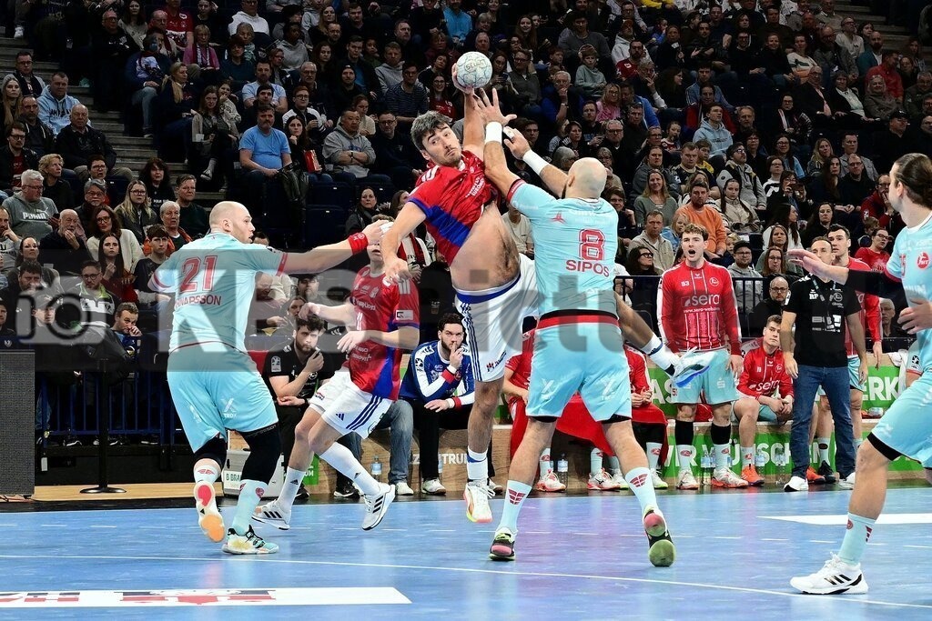 KBS Picture_HSVH-Melsungen_007 | v.l. Arnarsson Arnar Freyr (MT Melsungen) , Lassen Arenth Jacob (HSV Hamburg) , Sipos Adrian (MT Melsungen) ,Sportarena :  Barclays Arena Hamburg, - Realisiert mit Pictrs.com