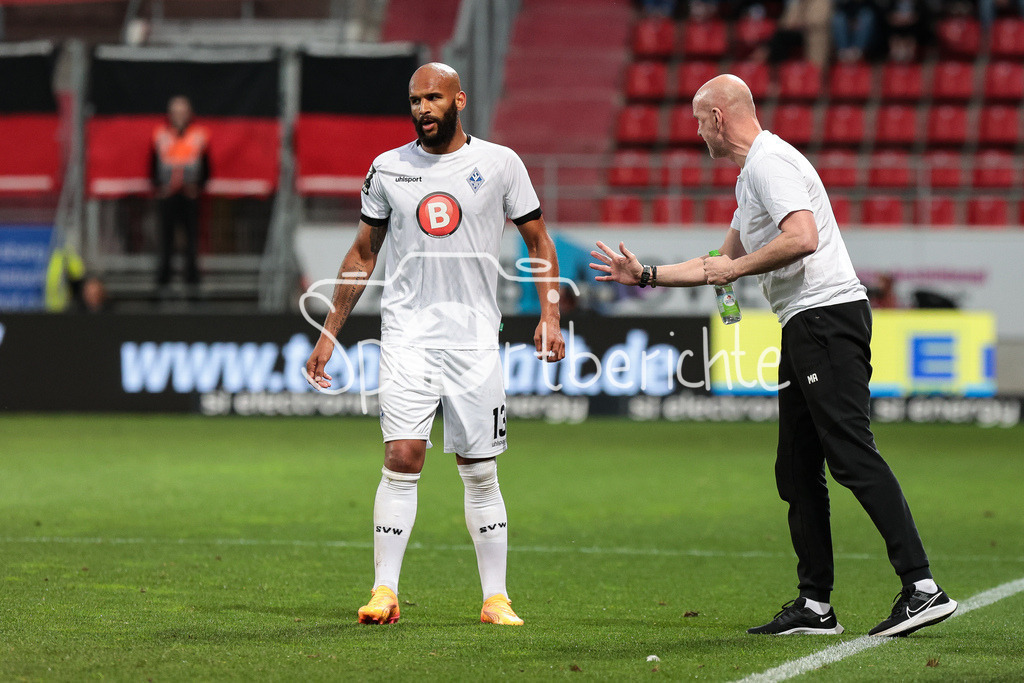 FC Ingolstadt - SV Waldhof Mannheim | Terrence BOYD (SVW #13) holt sich Anweisungen von Mannheim Trainer Marco ANTWERPEN