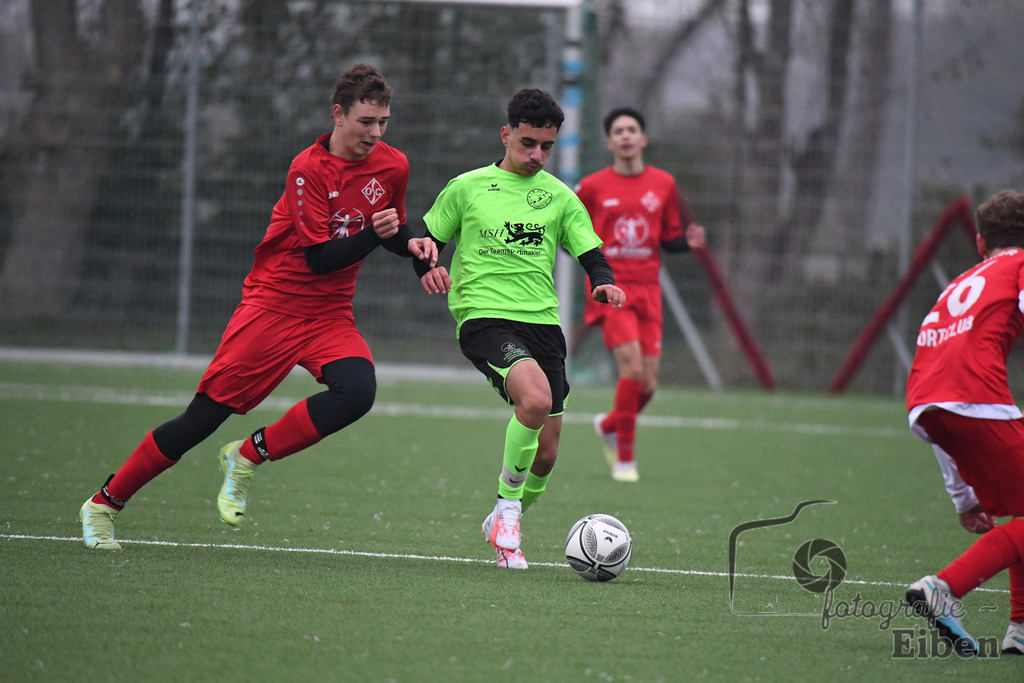 JFV Edewecht-Osnabrücker SC | C-Jugend Landesliga; JFV Edewecht (grün)-Osnabrücker SV (rot) am 18.11.2023; in Edewecht (Sportanlage Göhlenweg), Photo: Philip Eiben 2023 - Realisiert mit Pictrs.com