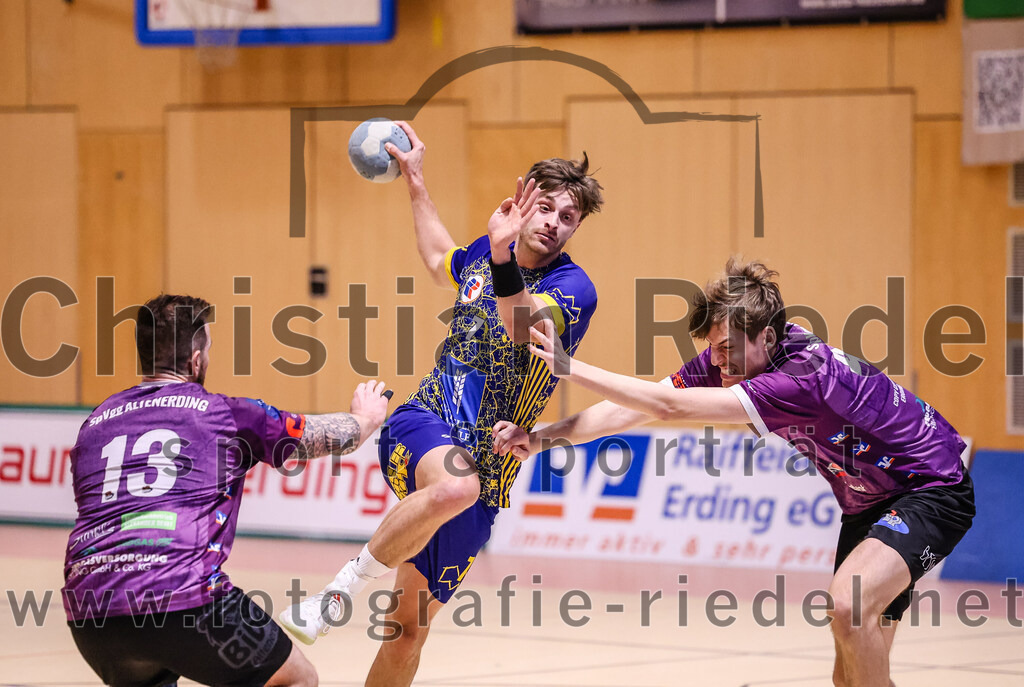 2024-12-14_067_SpVgg_Altenerding_gegen_MTV_Pfaffenhofen | Erding, Deutschland, 14.12.2024:Handball, Bezirksoberliga Männer 2024 / 2025, 10. Spieltag, SpVgg Altenerding gegen MTV Pfaffenhofen, Endergebnis: 32:30Sebastian Forster (SpVgg Altenerding, #13), Lukas Loibl (MTV Pfaffenhofen, #7), Ferdinand Ewald (SpVgg Altenerding, #45)Foto: Christian Riedel / fotografie-riedel.net