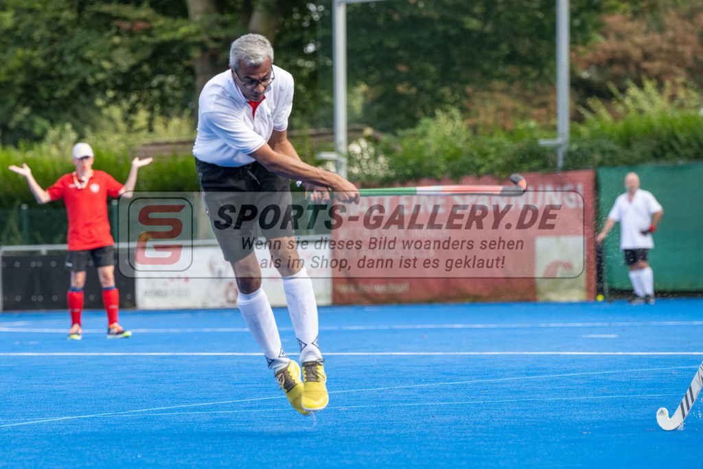 SFE_20240817_0152 | Krefeld, Deutschland, 17.08.2024:  European Cup for Recreational Hockey Players im KTHC Stadion Rot-Weiss Köln Tennis and Hockey Club am 17.08.2024 in Krefeld, Deutschland. (Foto von Stephan Fehrmann)Krefeld, Germany, 17.08.2024: European Cup for Recreational Hockey Players in KTHC Stadion Rot-Weiss Köln Tennis and Hockey Club at 17.08.2024 in Krefeld, Deutschland. (Foto from Stephan Fehrmann)