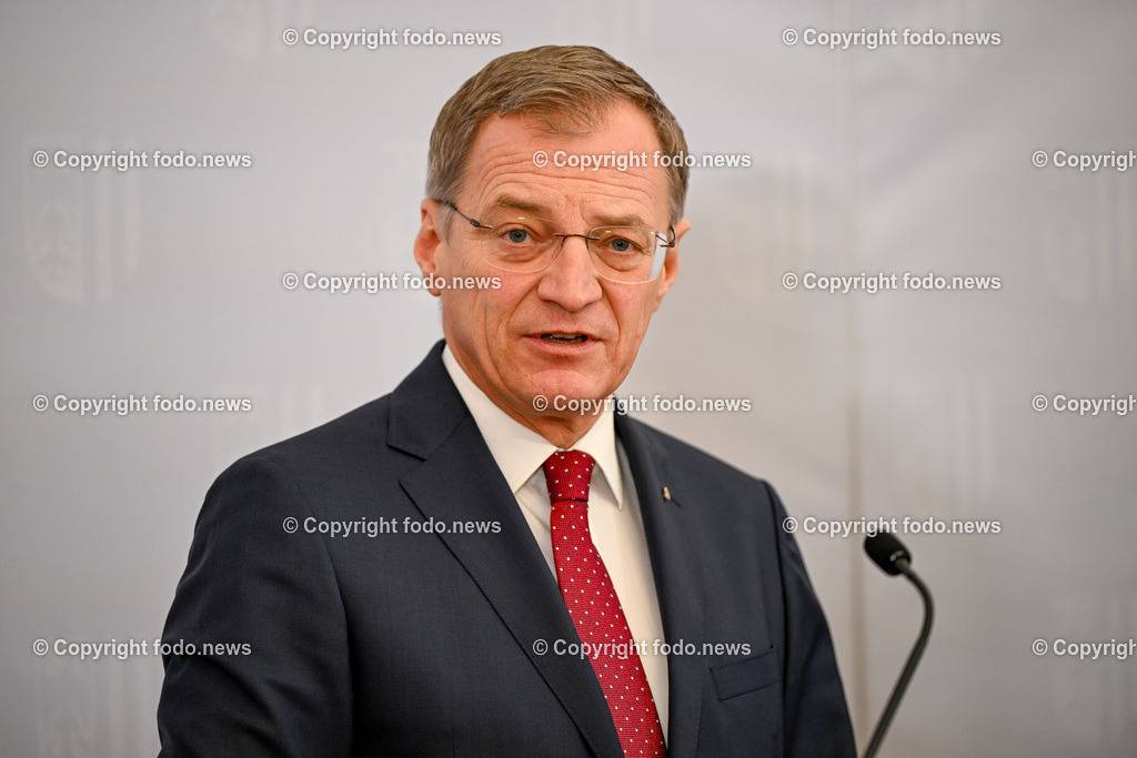 Pressekonfernz Land Ooe_ Einigung zur Westspange Steyr_ 26.01.2024-15 | 26.01.2024, Linz, AUT, Pressekonferenz Land Ooe, Einigung zur Westspange Steyr - Praesentation der verkehrlichen Wirkungsanalyse im Bild LH Thomas Stelzer (VP, Landeshauptmann Ooe)