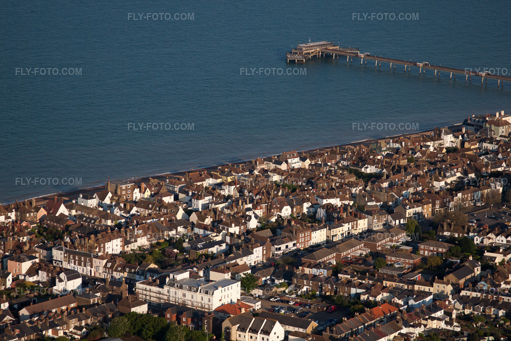 Aerial view: View of the town in Deal in the state England, Great Britain. – Photo: IMG_50727.jpg taken on 05/27/2012 by Werner Riehm/FLY-FOTO.com – Resolution of the original: 4752 x 3168 px