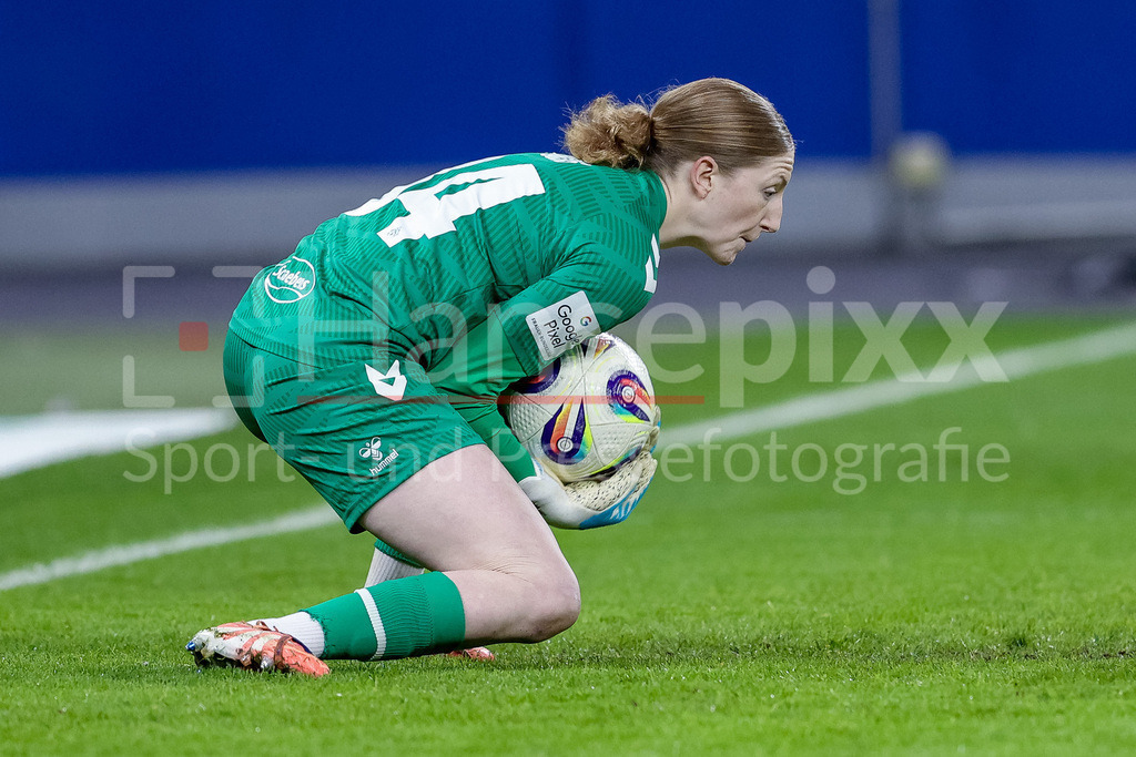 Fussball, Google Pixel Frauen-Bundesliga, Hamburger SV - 1. FC Köln | Irina Fuchs (Torhüterin, Torwart, 1. FC Köln, 34) am Ball, Freisteller, Einzelbild, Ganzkörper, Aktion, Action, Spielszene, DIE DFB-RICHTLINIEN UNTERSAGEN JEGLICHE NUTZUNG VON FOTOS ALS SEQUENZBILDER UND/ODER VIDEOÄHNLICHE FOTOSTRECKEN. DFB REGULATIONS PROHIBIT ANY USE OF PHOTOGRAPHS AS IMAGE SEQUENCES AND/OR QUASI-VIDEO.