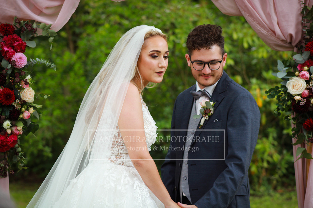 Hochzeit Sven _ Evi 08.07.22 Freie Trauung-21 | lanaschraderfotografie - Realisiert mit Pictrs.com
