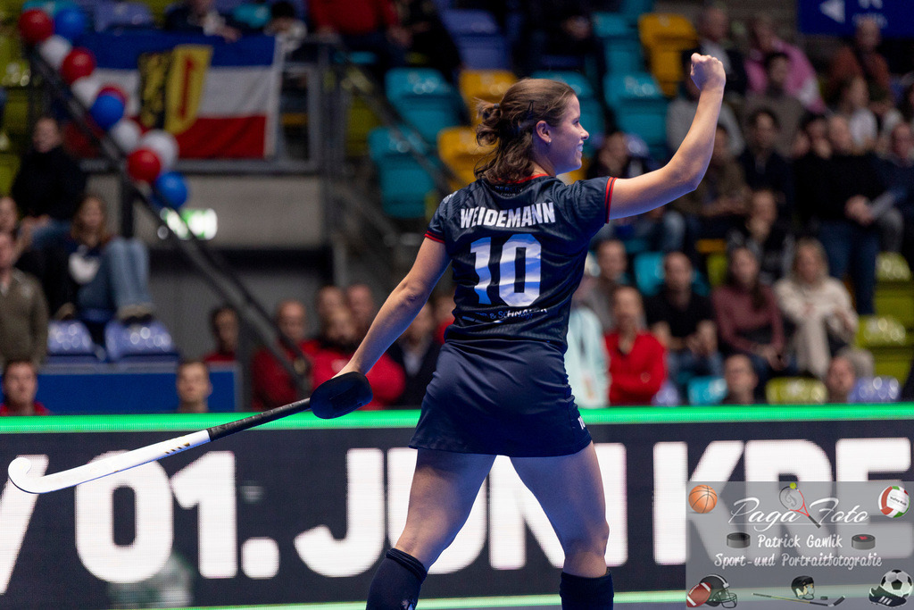Volvo E.R.B. Final 4 Halbfinale Frauen: Der Club an der Alster - Berlienr HC, 25.01.2025 | Linnea Weidemann (Berliner HC #10) nach ihrem Tor beim Penalty Schießen, ballt die Faust, Der Club an der Alster - Berliner HC, Frankfurt, Süwag Arena, 25.1.2025 - Realisiert mit Pictrs.com
