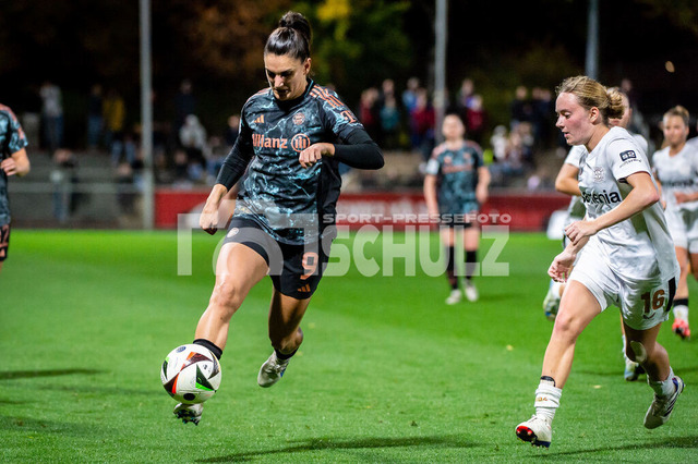 20241020NSZ_2121 | Jovana Damnjanovic (Bayern München,No.09) am Ball. Rechts Sofie Zdebel (Bayer Leverkusen,No.16)DEU, Leverkusen, 20.10.2024 Fußball, Frauen, Google Pixel Frauen-Bundesliga, Saison 2024/2025, 7. Spieltag, Bayer 04 Leverkusen - FC Bayern MünchenDIE DFB-RICHTLINIEN UNTERSAGEN JEGLICHE NUTZUNG VON FOTOS ALS SEQUENZBILDER UND/ODER VIDEOÄHNLICHE FOTOSTRECKEN - Realisiert mit Pictrs.com