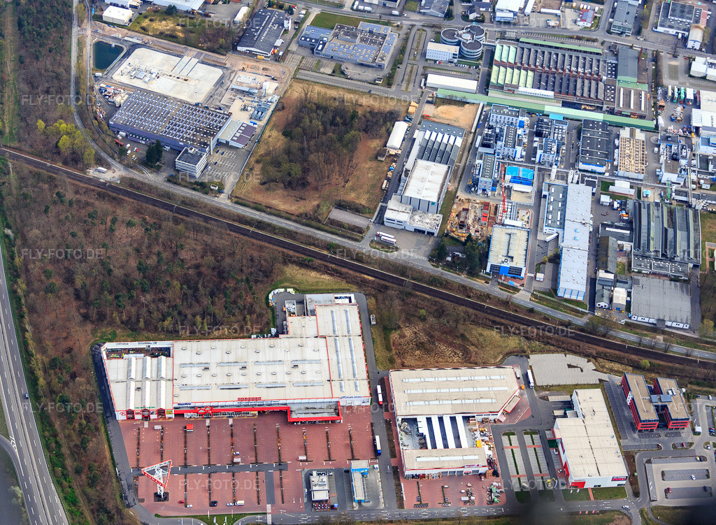 Luftbild: BAUHAUS Speyer in Speyer im Bundesland Rheinland-Pfalz in Deutschland. – Foto: IMG_076859.jpg vom 12.04.2015 durch Werner Riehm/FLY-FOTO.de – Auflösung des Originals: 4977 x 3648 px – WWW.BAUHAUS.INFO