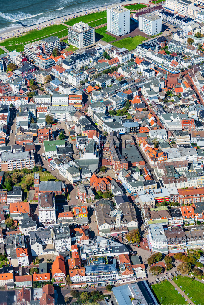 Norderney_Stadtgebiet_Stadtzentrum_ELS_7861050923 | NORDERNEY 05.09.2023 Stadtzentrum im Innenstadtbereich auf der Insel Norderney im Bundesland Niedersachsen, Deutschland. // City center in the inner city area on the island of Norderney in the state of Lower Saxony, Germany. Foto: Martin Elsen