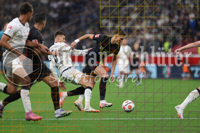 Bayer 04 Leverkusen vs Borussia Mönchengladbach - Bundesliga  | Leverkusen, Deutschland, 21.09.25:   Yannik Engelhardt (Borussia Mönchengladbach) und Patrick Schick (Bayer 04 Leverkusen) im Kampf um den Ball waehrend des Spiels der Bundesliga zwischen  Bayer 04 Leverkusen vs Borussia Mönchengladbach in der BayArena(Foto von Brauer-Fotoagentur / Adrian Schlueter)