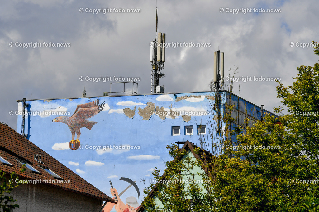 Deutschland_ Baden-Wuerttemberg_ Ebersbach an der Fils_ 23.07.2025-7 | 23.07.2025, Deutschland, GER, Baden-Wuerttemberg, Ebersbach an der Fils, im Bild Themenbild, Mobilfunk, Funkanlage, Handymast, Internet, 5G, Mobilfunkanlage, Antenne, Antennenanlage, Haus, Gebaeude, Dach, Feature, Symbolbild