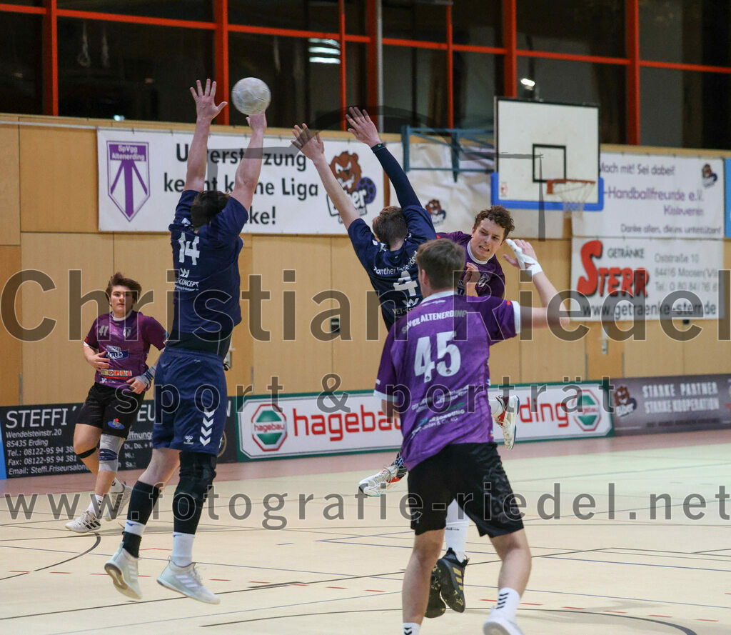2023-12-09_109_SpVgg_Altenerding_gegen_TSV_Indersdorf | Erding, Deutschland, 09.12.2023:
Handball, Bezirksoberliga Männer 2023 / 2024, 10. Spieltag, SpVgg Altenerding gegen TSV Indersdorf, Endergebnis: 42:25

Kevin Mössle (TSV Indersdorf, #14), Maximilian Klonek (TSV Indersdorf, #4), Ferdinand Ewald (SpVgg Altenerding, #45)

Foto: Christian Riedel / fotografie-riedel.net