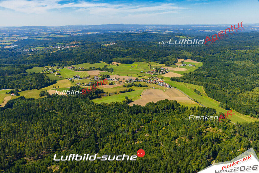 Luftaufnahme Waldkirch Georgenberg - Die Luftaufnahme wurde 2025 vom UL-Flugzeug heraus erstellt ( keine Drohne ) - Hochauflösende Luftaufnahme - für professionelle Ausdrucke geeignet. Die Geschenkidee !Mit Lizenz und Bildrechte bestellbar