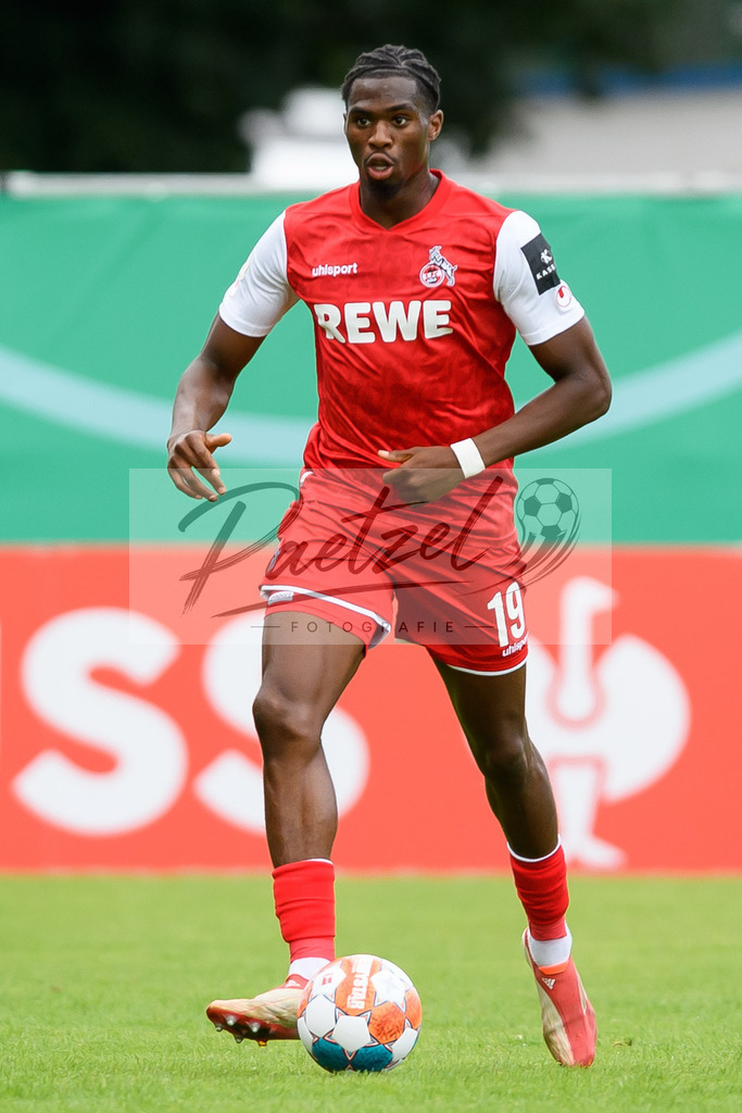 JENKOE20210808_190 | Fussball, Herren: Kingsley Ehizibue (1. FC Koeln) in Aktion, am Ball, Einzelaktion beim Spiel der 1. Runde im DFB-Pokal zwischen FC Carl Zeiss Jena und 1. FC Koeln im Ernst-Abbe-Sportfeld am 08.08.2021 in Jena, Deutschland.DFB / DFL REGULATIONS PROHIBIT ANY USE OF PHOTOGRAPHS AS IMAGE SEQUENCES AND/OR QUASI-VIDEO. - Realisiert mit Pictrs.com