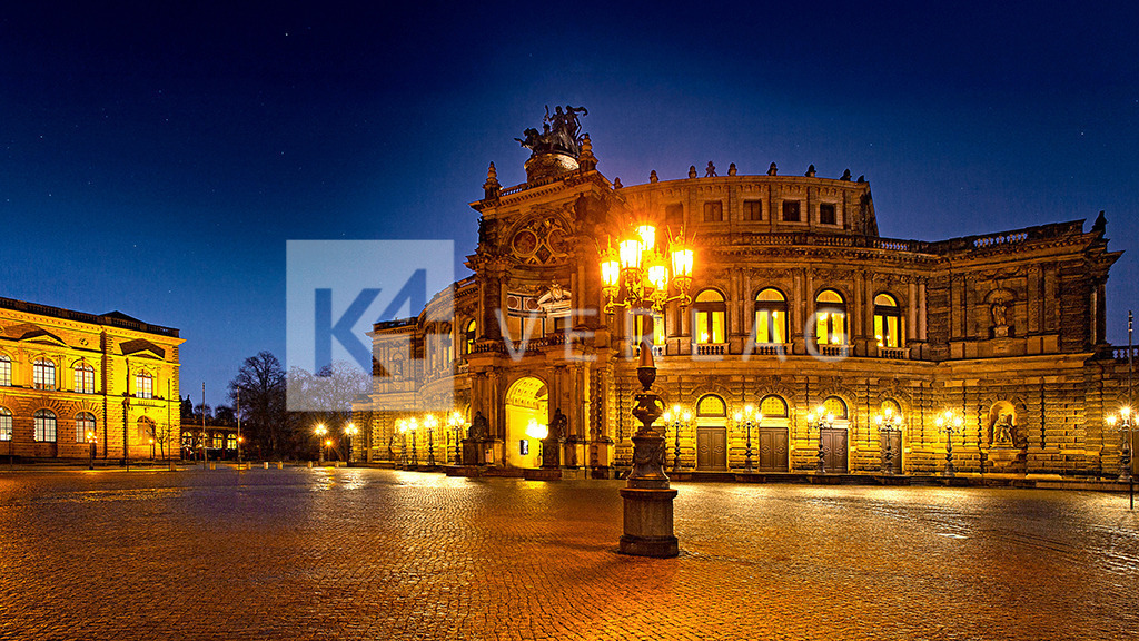 Semperoper-Theaterplatz-Sternhimmel_IMG_5969 | Blick auf den nächtlich erleuchteten Theaterplatz vor der Semperoper - Realisiert mit Pictrs.com