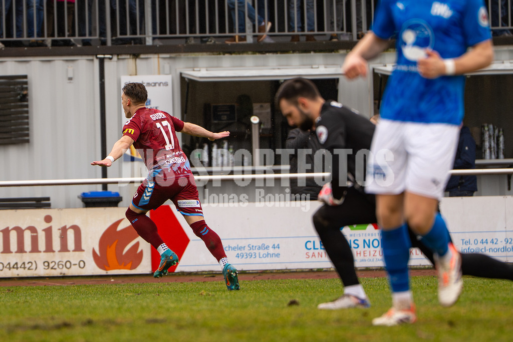 Fußball I Herren I Saison 2025-2026 I Regionalliga Nord I 23. Spieltag I TuS Blau-Weiß Lohne - SC Weiche Flensburg 08 I 0246 | Rene Guder (17, SC Weiche Flensburg 08) mit dem Tor - Realisiert mit Pictrs.com