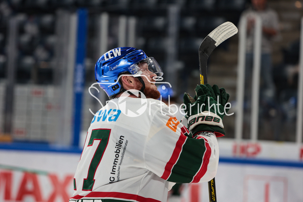 Nuernberg ICE Tigers - Augsburger Panther | Ryan KUFFNER (AEV #17) feiert mit den Fans