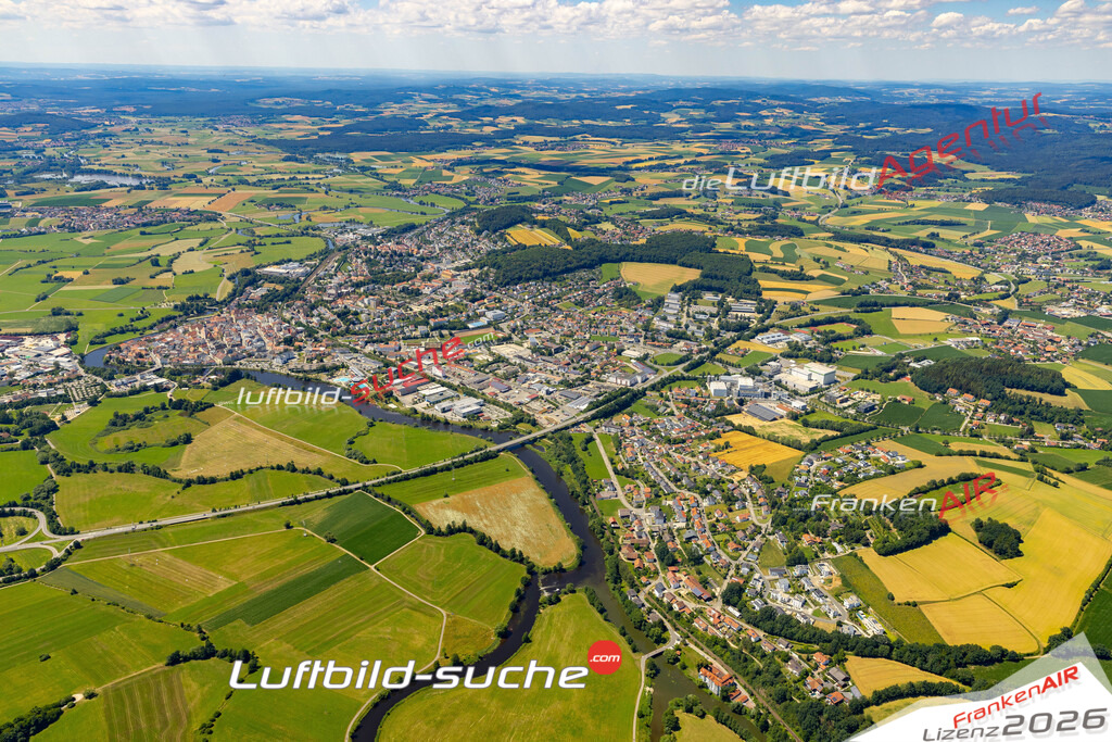 Das Luftbild der Stadt Cham wurde 2022 vom Flugzeug heraus erstellt (keine Drohnen-Aufnahmen) Aufnahmehöhe ca.450 Meter- hohe Bildauflösung und Druck-Qualität. Garantiert!