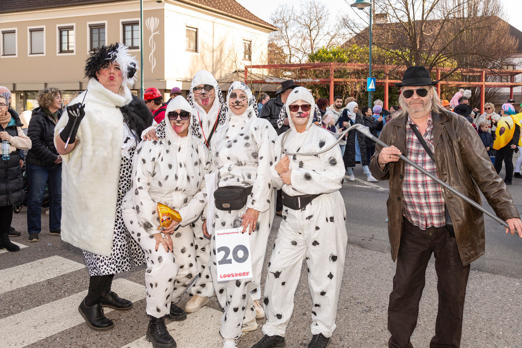 Umzug2025-208_9912 | Fotostrecke: FASCHINGSUMZUG 2025 in Loosdorf. 22 Masken(gruppen)-Teilnehmer: Loosdorfer Vereine, Wirtschaftstreibende, Gemeindeabordnungen sowie Kreditinstitute. rund 700 Besucher entlang der Hauptstrasse. Veranstaltungs-Sicherung durch Mannschaft der FF-Loosdorf mit schwerem Gerät. Maskenprämierung am EKZ-Platz durch Bgm. Thomas Vasku in den Kategorien: Bester Festwagen (Fa. gkonzept-Groissenberger; Beste Personengruppe-ASK-Loosdorf; Beste Einzelperson; Weiteste Anreise-FF Schollach;