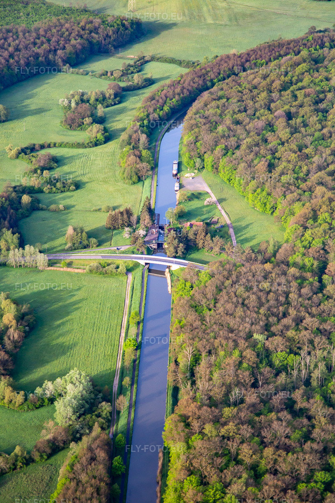 Vue aérienne: Écluse N° 15 Vibersviller sur le Canal des Houillères de la Sarre à Vibersviller dans le département Moselle, France. Photo: IMG_140590.jpg prise le 01/05/2024 par Werner Riehm/FLY-FOTO.eu – Résolution de l'original: 3514 x 5271 px