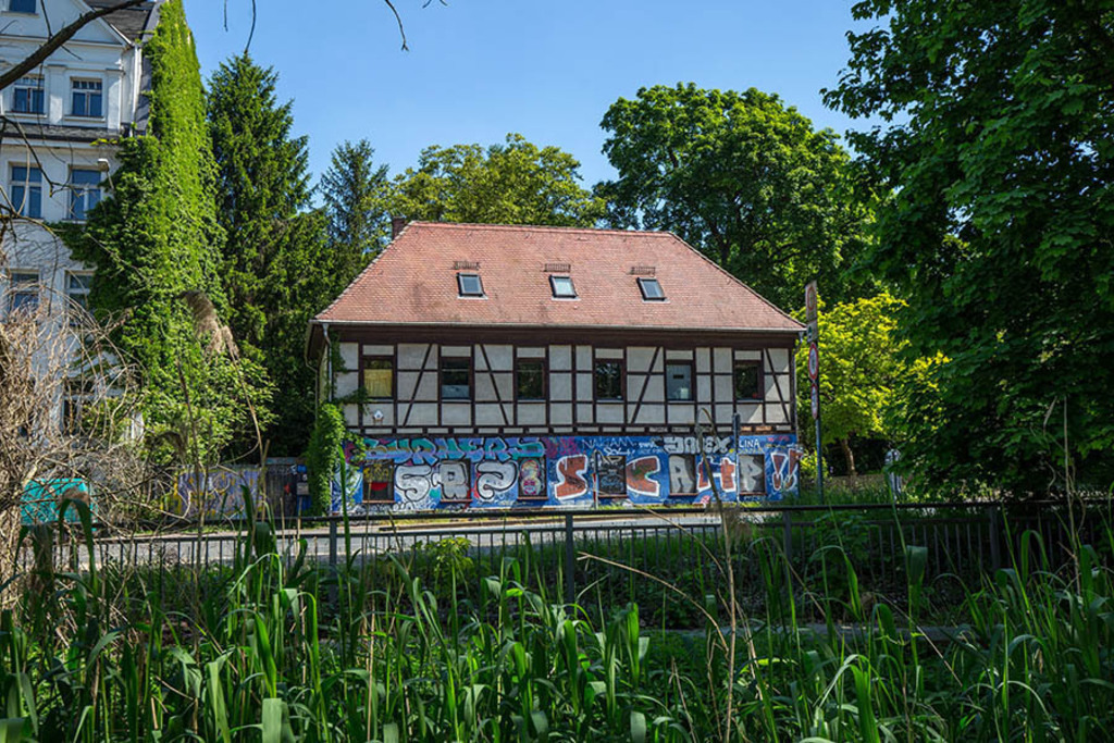 Connewitz - Blick von Der Mühlpleiße zur Prinz.-Eugen-Straße 5 | Entdecke über 20 Kategorien Leipzig-Motive: Foto-Downloads, hochwertige Poster, Leinwand- & Fine-Art-Prints. Jetzt Lieblingsfoto im Bildlexikon Leipzig Shop bestellen!