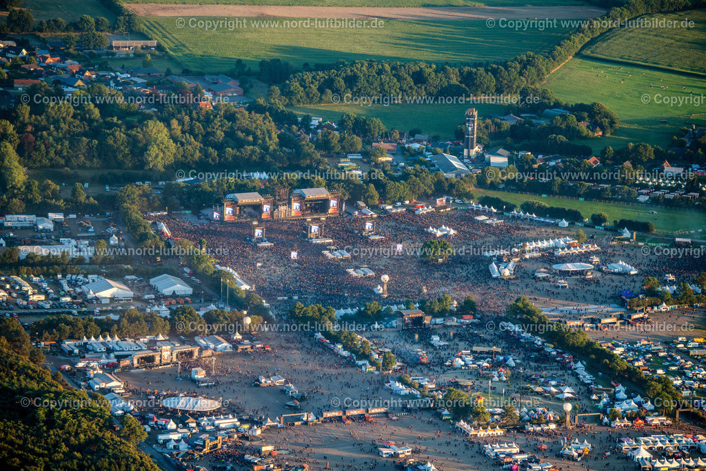Wacken_Musik_Festival_ELS_4018060822 | WACKEN 06.08.2022 Besucher des Wacken Musik- Festivals auf dem Veranstaltungs- Konzertgelände an der Norderstraße in Wacken im Bundesland Schleswig-Holstein, Deutschland. Weiterführende Informationen bei: CTS EVENTIM AG & Co. KGaA,  ICS Festival Service GmbH,  SH Promotion GmbH&amp;Co.KG. // Participants in the Wacken music festival on the event concert area on street Norderstrasse in Wacken in the state Schleswig-Holstein, Germany. Further information at: CTS EVENTIM AG & Co. KGaA,  ICS Festival Service GmbH,  SH Promotion GmbH&amp;Co.KG. Foto: Martin Elsen