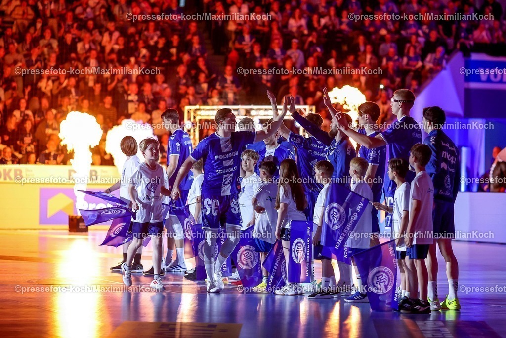 Gum25042501002 | 25.04.2025, Handball, HBL, VfL Gummersbach - 1. VfL Potsdam, Schwalbe-Arena: Ole Pregler (GUM #23) beim Einlaufen in die Halle Einlaufshow