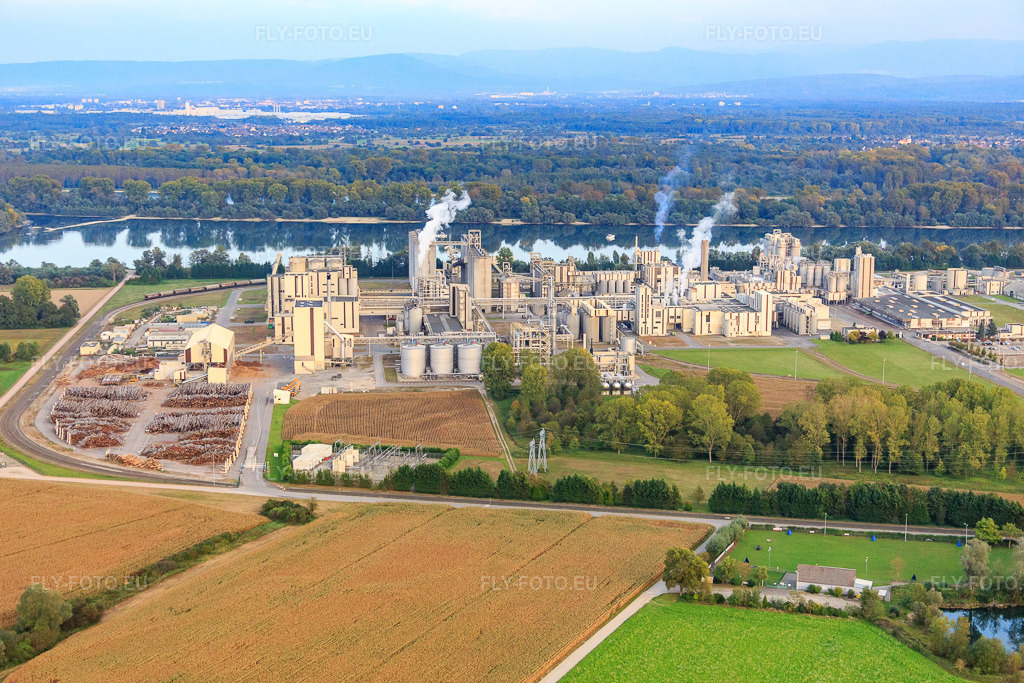 Vue aérienne: Usine chimique Roquette Frères au bord du lac de Beinheim à Beinheim dans le département Bas Rhin, France – .Photo: IMG_074482.jpg prise le 04/10/2014 par Werner Riehm/FLY-FOTO.eu – Résolution de l'original: 5418 x 3612 px – Roquette: Turning Nature’s Potential into Life’s Essentials