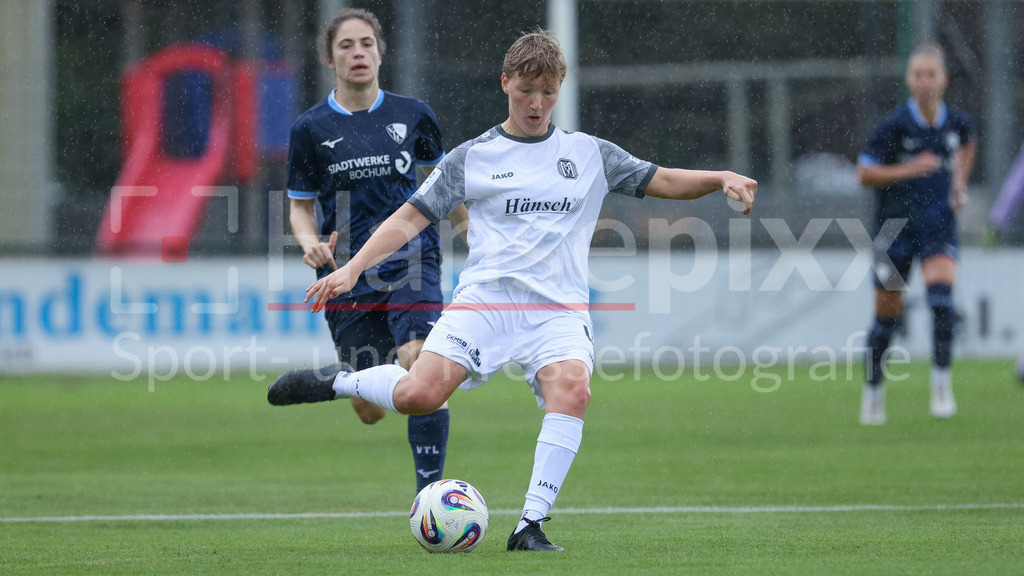 Fussball, Testspiel Frauen, SV Meppen - VfL Bochum | Anncharlotte Hampel (SV Meppen, 4) am Ball, Einzelbild, Ganzkörper, Aktion, Action, Spielszene