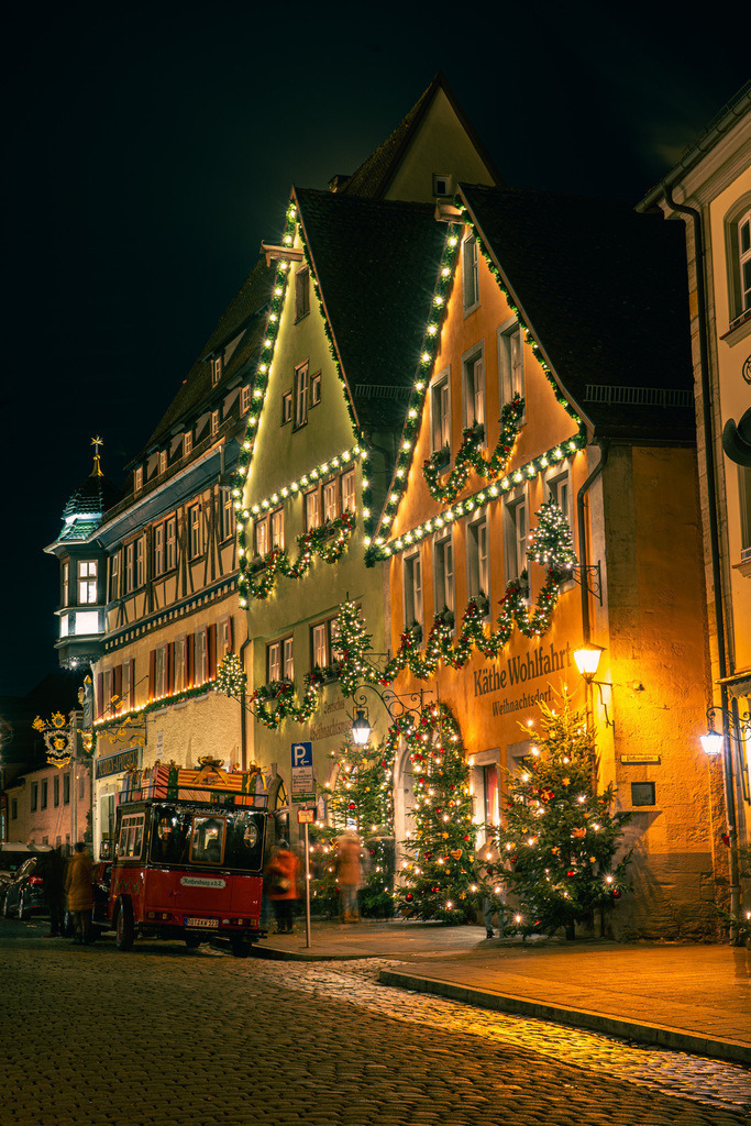 DSC05605 | Rothenburg ob der Tauber. Nur hier gibt es Exklusive und passend zur Jahreszeit Ihr Wandbild, T-Shirt, Tasse und alles was das Rothenburg Herz begehrt. - Realisiert mit Pictrs.com