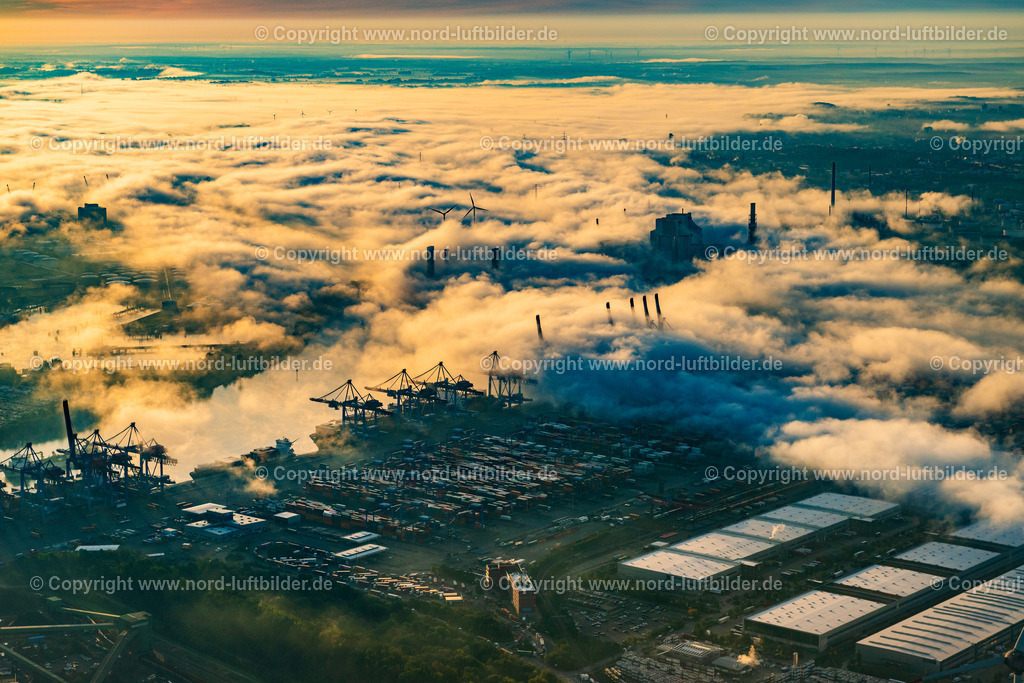 Hamburg_Altenwerder_Sonnenaufgang_Nebel_ELS_0409181023 | HAMBURG 18.10.2023 Containerterminal HHLA Container Terminal Altenwerder (CTA) im Nebel im Sonnenaufgang am Ufer der Elbe im Stadtteil Altenwerder in Hamburg. Weiterführende Informationen bei: HPA Hamburg Port Authority,  Hafen Hamburg Marketing e.V. (HHM),  Hamburger Hafen und Logistik Aktiengesellschaft. // Container terminal HHLA Container Terminal Altenwerder (CTA) in the fog at sunrise on the banks of the Elbe in the Altenwerder district in Hamburg. Further information at: HPA Hamburg Port Authority,  Hafen Hamburg Marketing e.V. (HHM),  Hamburger Hafen und Logistik Aktiengesellschaft. Foto: Martin Elsen