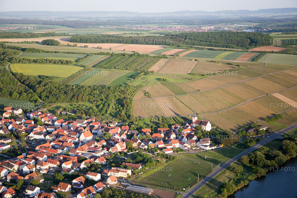 Luftbild: Kirchweg im Ortsteil Stammheim in Kolitzheim im Bundesland Bayern in Deutschland. Foto: IMG_079173.jpg vom 15.05.2015 durch Werner Riehm/FLY-FOTO.de