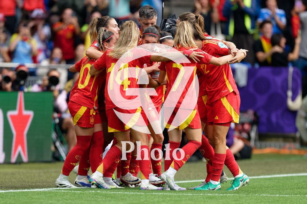England v Spain - UEFA Women's EURO 2025 Final | BASEL, SWITZERLAND - JULY 27:  Mariona Caldentey of Spain celebrates after scoring her team's first goal with teammates during the UEFA Women's EURO 2025 Final match between England and Spain at St. Jakob-Park on July 27, 2025 in Basel, Switzerland. (Photo by Giuseppe Velletri/Sports Press Photo/Getty Images)