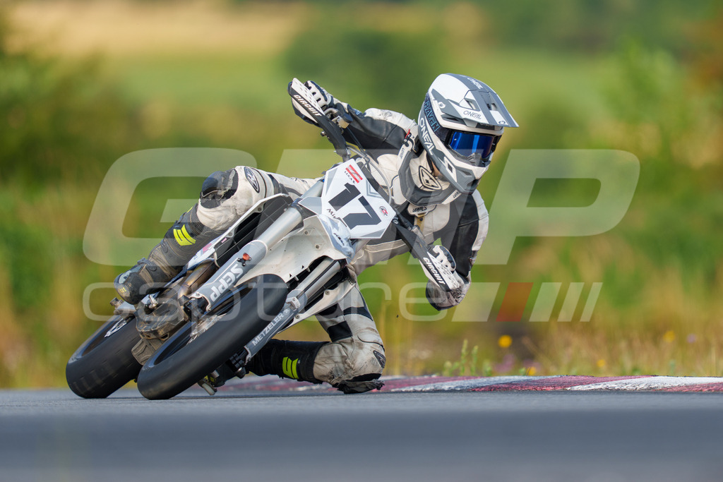 SuperMoto_Staatsmeisterschaft_Fuglau-313 | GRIPcapture steht für authentische Sportfotografie in Österreich – für Momente, die mehr sind als Geschwindigkeit oder Ergebnis. Es geht um Emotion, Spannung, Fokus und den Augenblick, der oft nur einen Wimpernschlag dauert.Ob Motorsport, Teamsport oder 