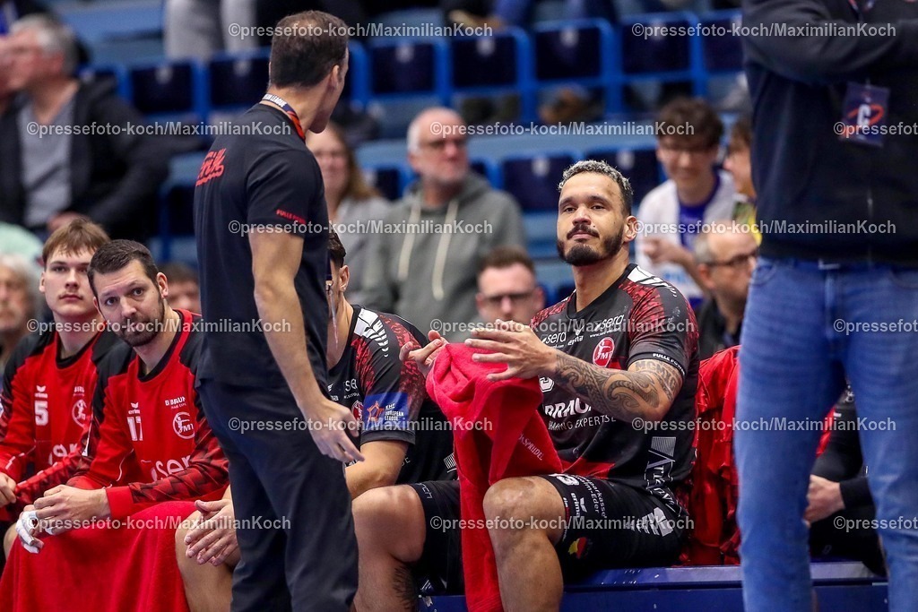 Gum25032501058 | 25.03.2025, Handball, European League - Play-Offs, VfL Gummersbach - MT Melsungen, Schwalbe-Arena: Cheftrainer Roberto Garcia Parrondo (Trainer Melsungen) verärgert neben Rogerio Moraes (MT Melsungen #13) 