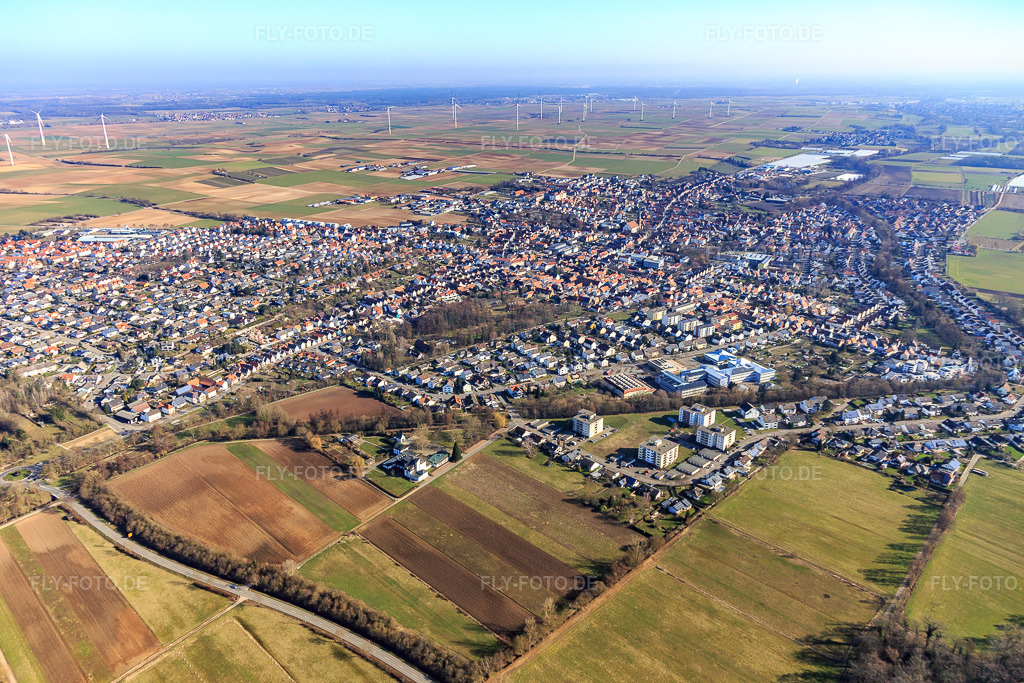 Luftbild: Stadtübersicht aus Südwesten in Herxheim bei Landau im Bundesland Rheinland-Pfalz in Deutschland. Foto: IMG_125769.jpg vom 02.03.2021 durch Werner Riehm/FLY-FOTO.de