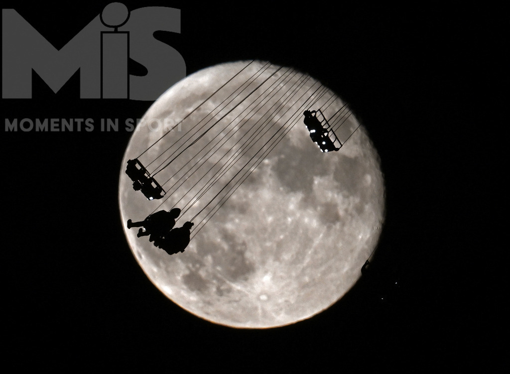 MIS_041221_bf099.JPG | 11.09.2022, Vollmond-Nacht, der Mond steht am Himmel, direkt hinter dem Fahrgeschäft "Allgäu-Flieger" im Skylinepark Rammingen. In den Gondeln des 150 Meter hohen Kettenkarusells kann man in dieser Nacht bis zum Mond und zurück fliegen... Fotografiert mit 800mm Teleobjektiv.   - Realisiert mit Pictrs.com